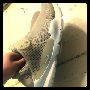 Nike women’s tennis shoes